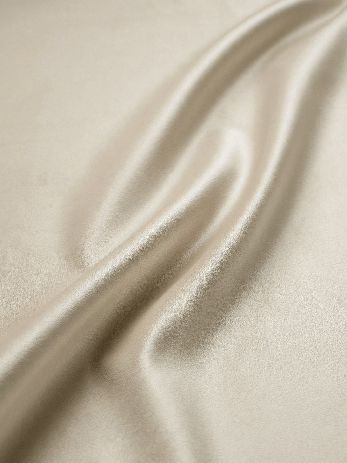 Ein satinartiger Samt-Stoff mit wunderschönen Farben