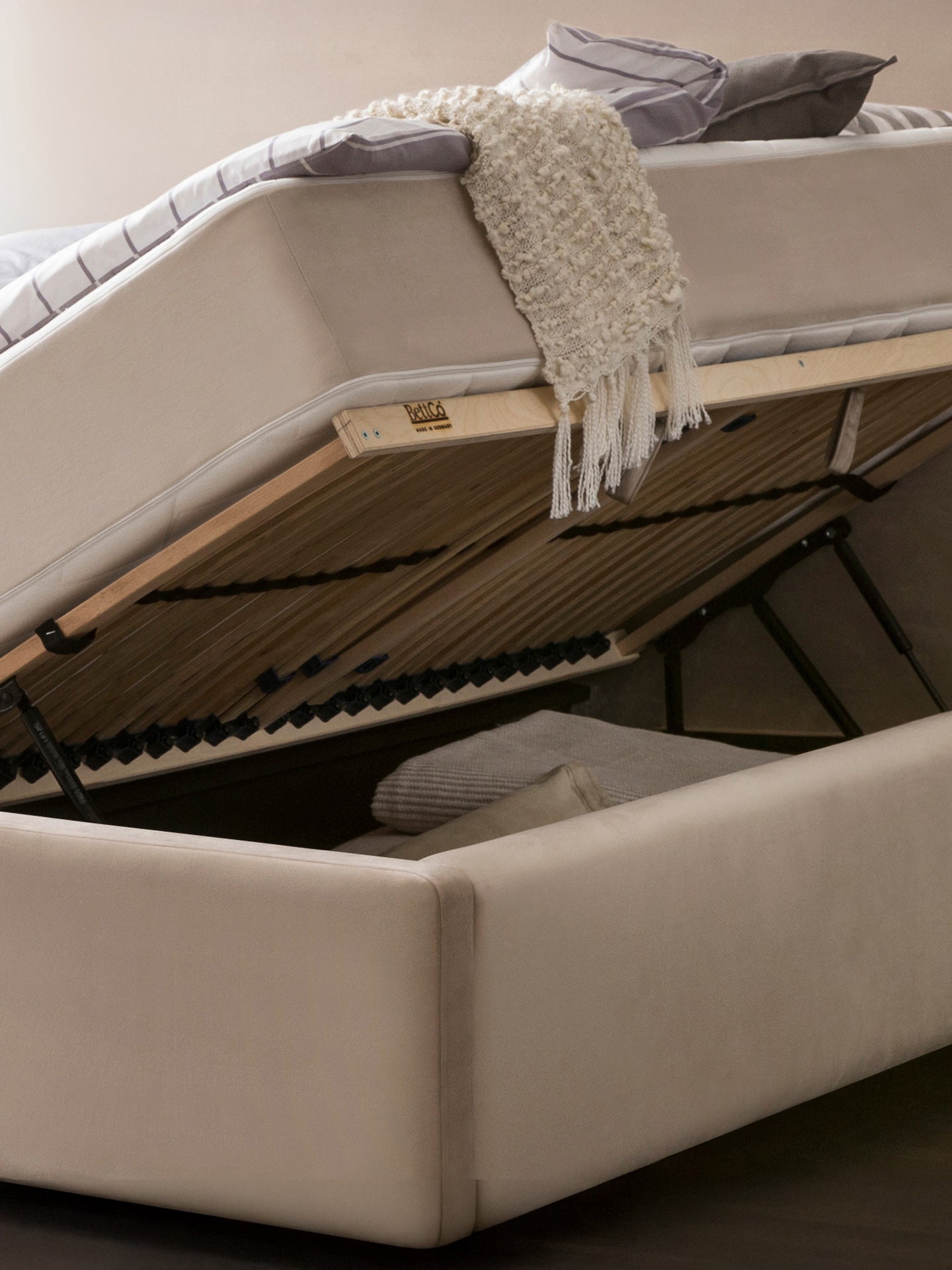 Velours Bett mit Stauraum Creme Paris