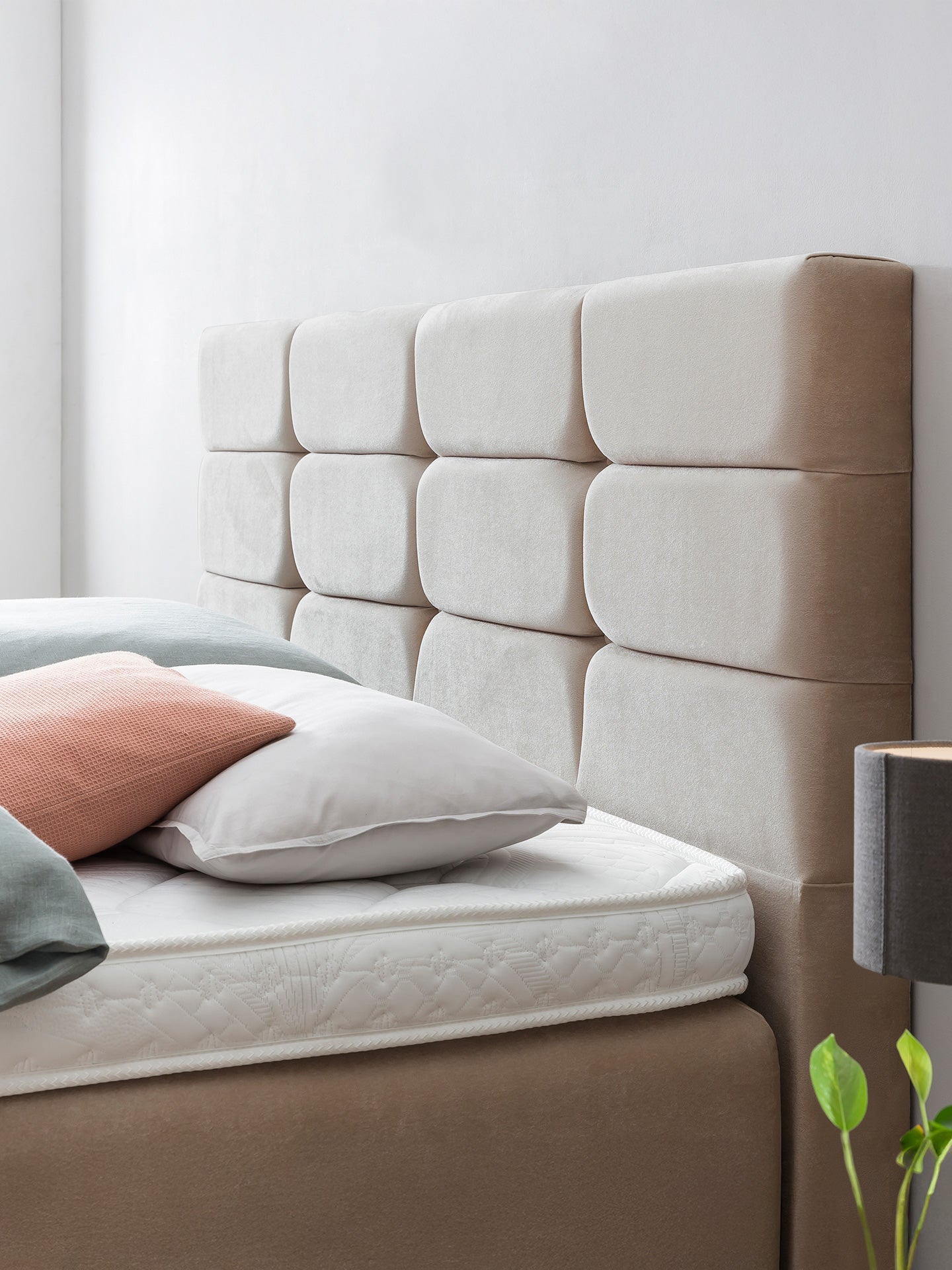 Samt Boxspringbett mit Stauraum Beige KANSAS