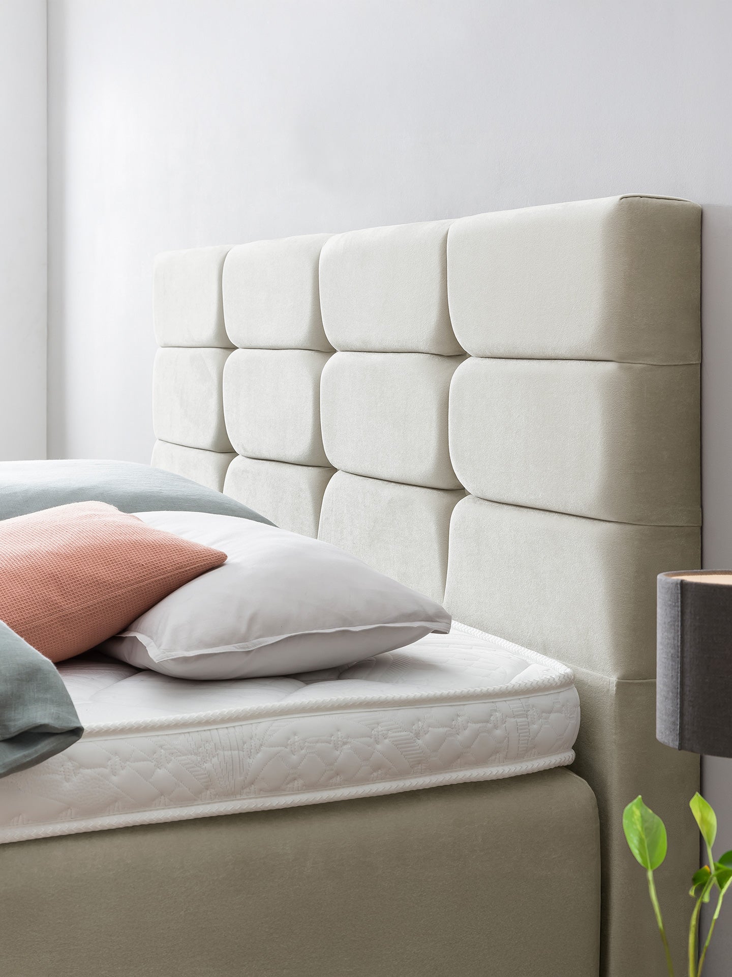 Samt Boxspringbett mit Stauraum Creme KANSAS