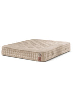 Beige Matratze mit quadratischem Steppmuster und Etiketten an der Seite.