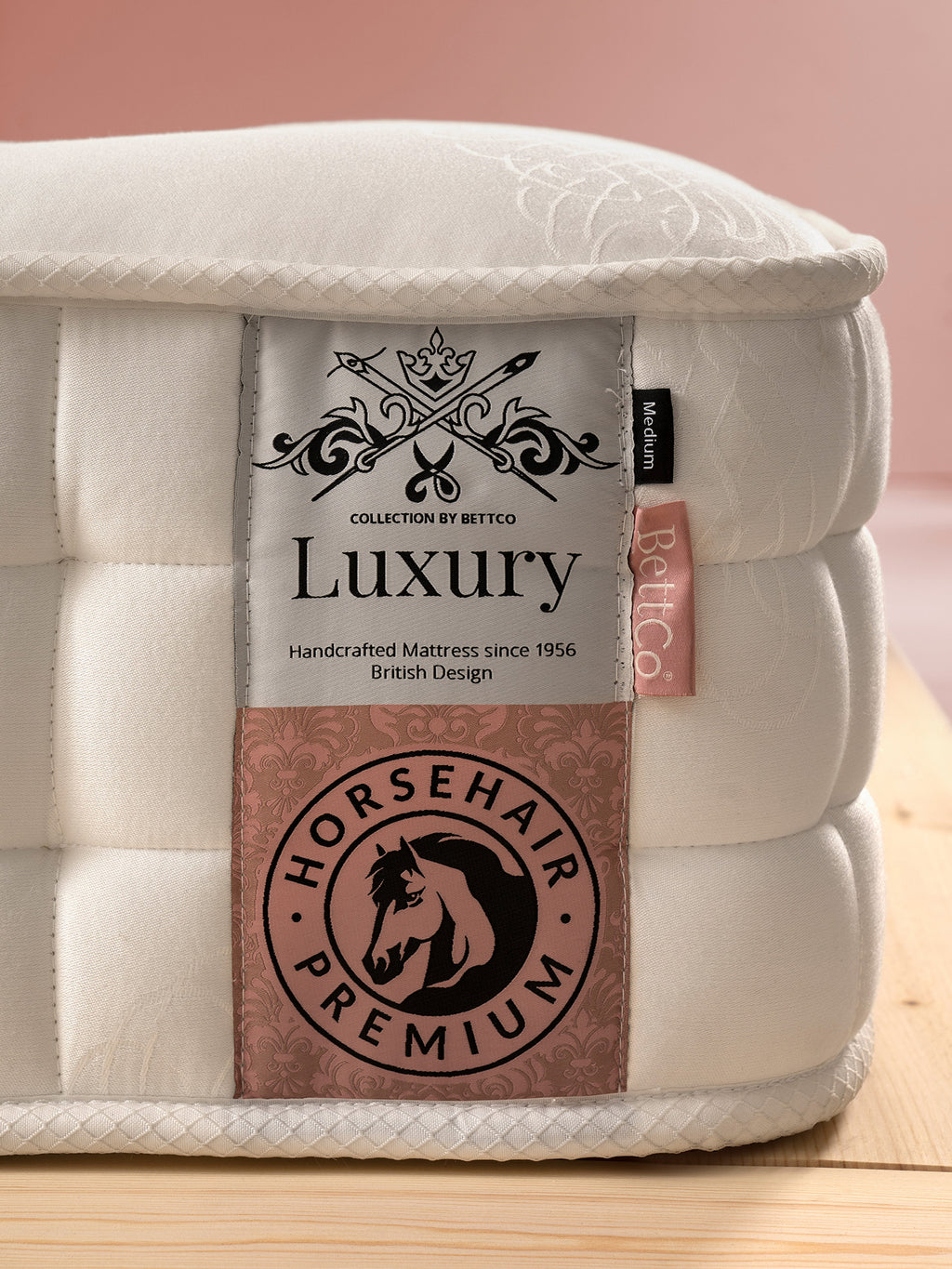 Nahaufnahme einer Bettco Luxury Matratze mit Etiketten für Rosshaar Premium und Medium Härtegrad.