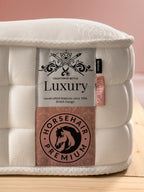 Nahaufnahme einer Bettco Luxury Matratze mit Etiketten für Rosshaar Premium und Medium Härtegrad.