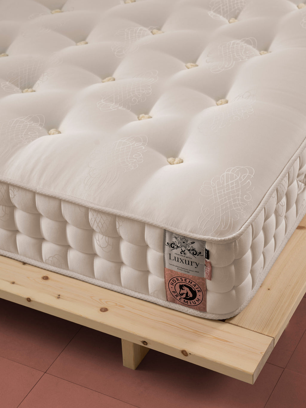 Nahaufnahme einer luxuriösen Matratze mit einem Etikett, das auf Rosshaar-Premium-Füllung hinweist.