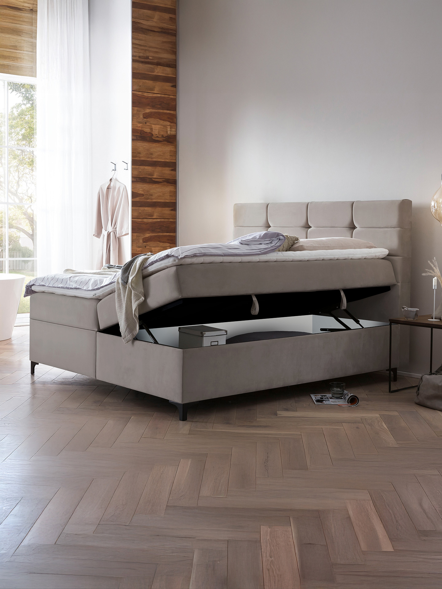 Boxspringbett-Kansas-mit-Stauraum-in-Velours-Taupe-04 Boxspringbett mit Bettkasten Kansas in Velours – Bild 4