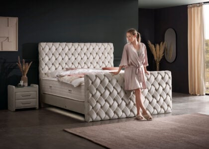 Luxus Boxspringbett mit Bettkasten Crowne in Altweiss Picasso Velourstoff