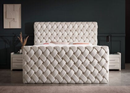 Luxus Boxspringbett mit Bettkasten Crowne in Altweiss Picasso Velourstoff Luxus Boxspringbett mit Bettkasten Crowne in Altweiss Picasso Velourstoff