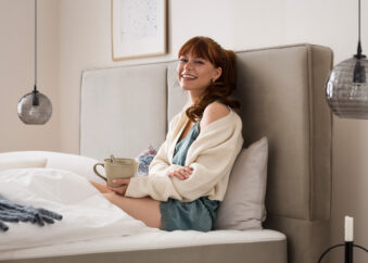 Bett mit Bettkasten Bari in Velour Taupe