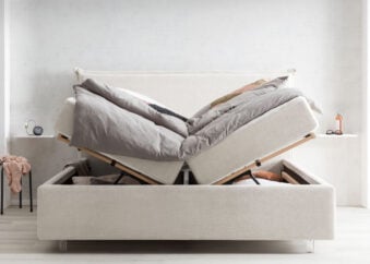 Bett mit Bettkasten London 200 x 200 cm in Altweiß Teddystoff