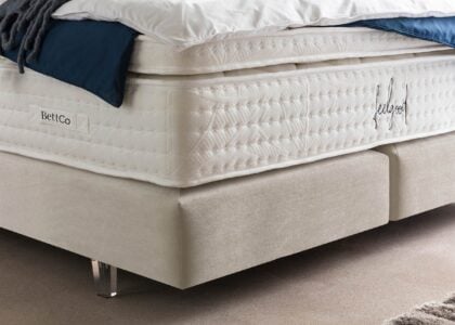 Boxen in Samt Creme mit Matratze und Topper