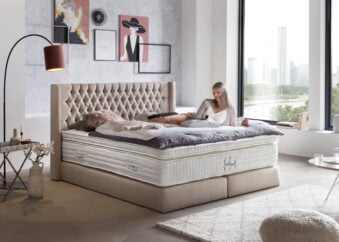 Boxspringbett Florida im Chesterfield Design mit Ohren Beige ohne Füße mit Modell