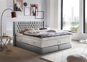 Boxspringbett Florida im Chesterfield Design mit Ohren hellgrau ohne Füße Hellgrau