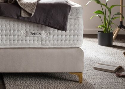 Boxspringbett-Box in Samt Beige mit Metallfuß in Gold-Optik