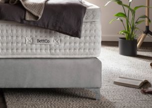 Boxspringbett-Box in Samt Silber mit Metallfuß in Chrom-Optik
