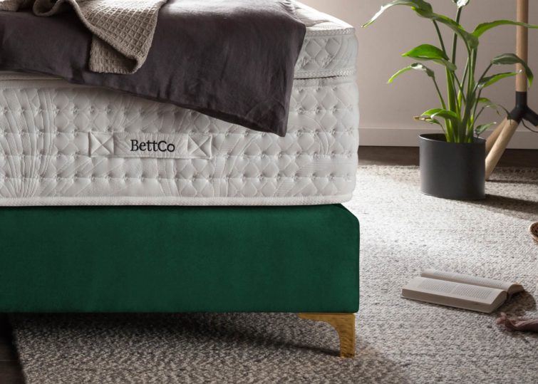 Boxspringbett-Box in Samt Smaragd mit Metallfuß in Gold-Optik