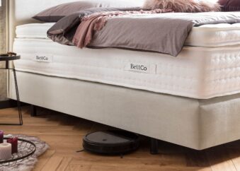 Boxspringbett in Samt Creme, passierbar für Saugroboter