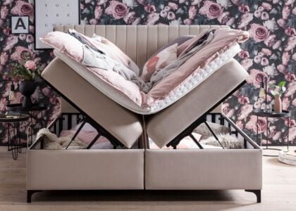 Boxspringbett Paris mit geöffneten Bettkasten in Creme Velour