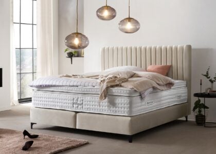 Boxspringbett Paris modernes Kopfteil mit vertikalen Linien in Samt Creme