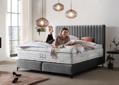 Boxspringbett Paris modernes Kopfteil mit vertikalen Linien in Samt Dunkelgrau