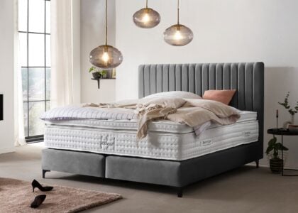 Boxspringbett Paris modernes Kopfteil mit vertikalen Linien mit Metallfüßen in Samt Dunkelgrau Boxspringbett Paris modernes Kopfteil mit vertikalen Linien in Samt Dunkelgrau