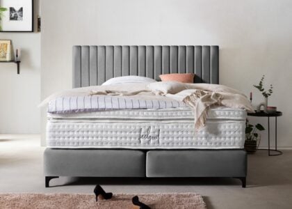 Boxspringbett Paris modernes Kopfteil mit vertikalen Linien in Samt Dunkelgrau