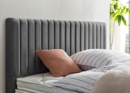 Boxspringbett Paris modernes Kopfteil mit vertikalen Linien in Samt Dunkelgrau