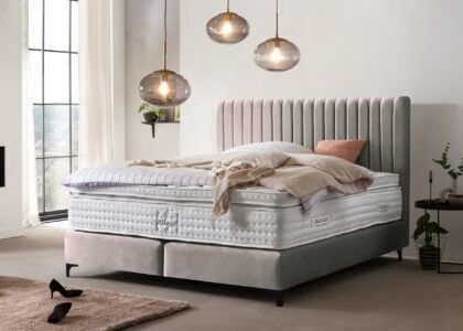 Boxspringbett Paris modernes Kopfteil mit vertikalen Linien in Samt Silber