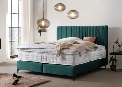 Boxspringbett Paris modernes Kopfteil mit vertikalen Linien in Samt Smaragd