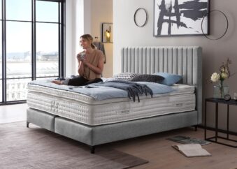 Boxspringbett Paris modernes Kopfteil mit vertikalen Linien in Webstoff Hellgrau