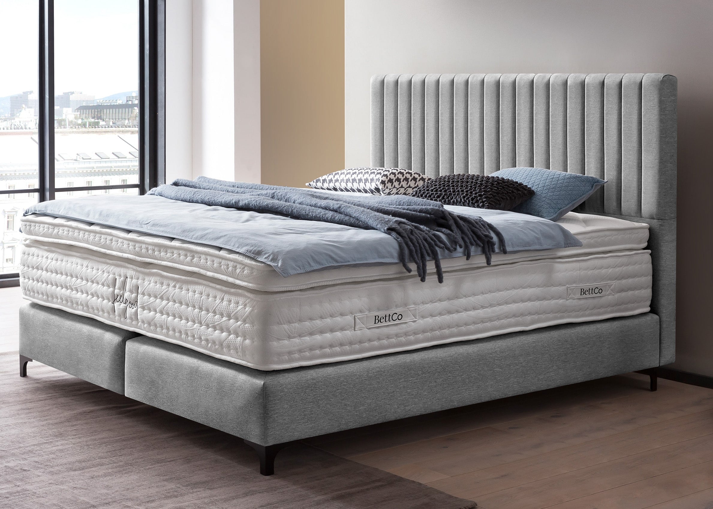 Boxspringbett Paris modernes Kopfteil mit vertikalen Linien mit Metallfüßen in Webstoff Hellgrau Boxspringbett Paris modernes Kopfteil mit vertikalen Linien in Webstoff Hellgrau