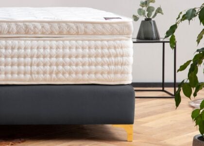 Boxspringbett in Velour Schwarz, mit Metallfüßen in Goldoptik