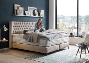 Boxspringbett Florida im Chesterfield Design mit Ohren Velour Taupe