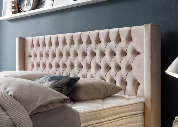 Boxspringbett Florida im Chesterfield Design mit Ohren Velour Taupe