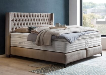 Boxspringbett Florida im Chesterfield Design mit Ohren Farbe-Taupe mit Metallfüßen Boxspringbett Florida im Chesterfield Design mit Ohren Velour Taupe