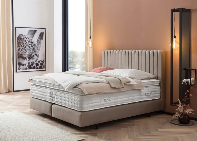 Boxspringbett Paris modernes Kopfteil mit vertikalen Linien in Velour Taupe