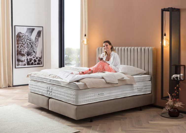 Boxspringbett Paris modernes Kopfteil mit vertikalen Linien in Velour Taupe