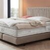 Boxspringbett Paris modernes Kopfteil mit vertikalen Linien Farbe Taupe in Schwebeoptik Taupe