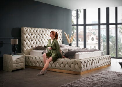 Luxus Boxspringbett Mit Bettkasten Crowne in Creme Matrix Samtstoff