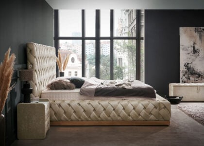 Luxus Boxspringbett mit Bettkasten Crowne in Creme Matrix Samtstoff