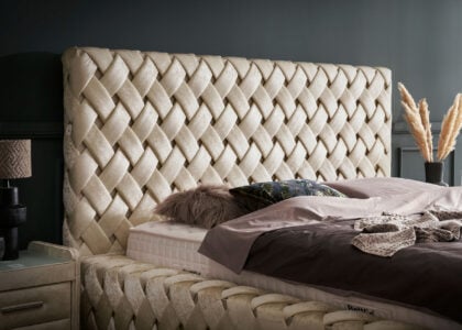 Luxus Boxspringbett mit Bettkasten Crowne in Creme Matrix Samtstoff