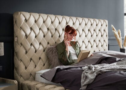 Luxus Boxspringbett mit Bettkasten Crowne in Creme Matrix Samtstoff