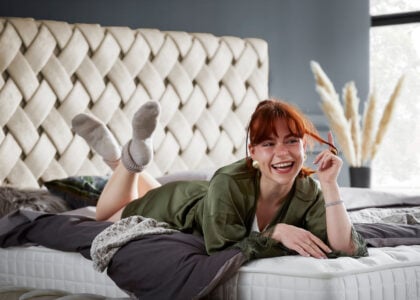 Luxus Boxspringbett mit Bettkasten Crowne in Creme Matrix Samtstoff