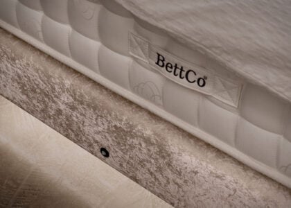 Luxus Boxspringbett Plaza in Matrix Samt Creme