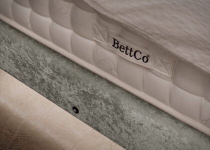 Luxus Boxspringbett Plaza in Matrix Samt Silber