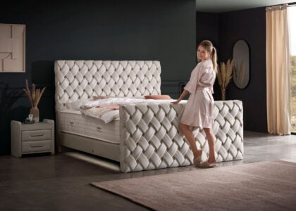 Luxus Boxspringbett mit Bettkasten Crowne in Altweiss Picasso Velourstoff