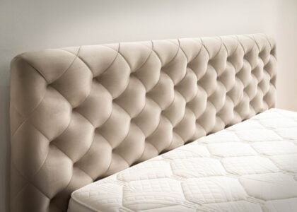 Polsterbett Stella mit Bettkasten in Altweiss Velours