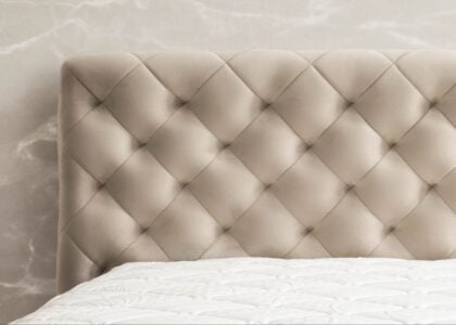 Polsterbett Stella mit Bettkasten in Altweiss Velours