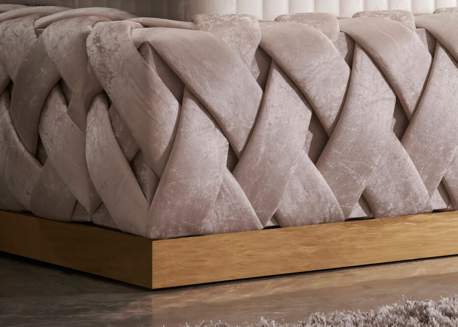 Sockelleiste in Goldoptik, vom Luxusbett Crowne in Matrix Samt