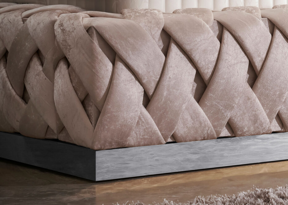 Sockelleiste in Silberoptik, vom Luxusbett Crowne in Matrix Samt